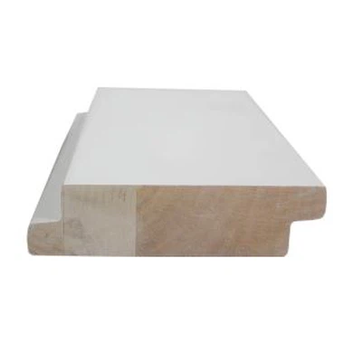 Grundierte Fensterladenprofile aus Holz