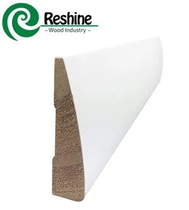 Weiß grundierte Türverkleidungen