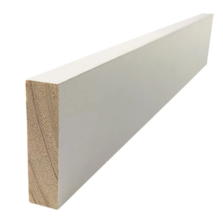 Weiß grundierte Fensterlaibung aus keilgezinktem Holz