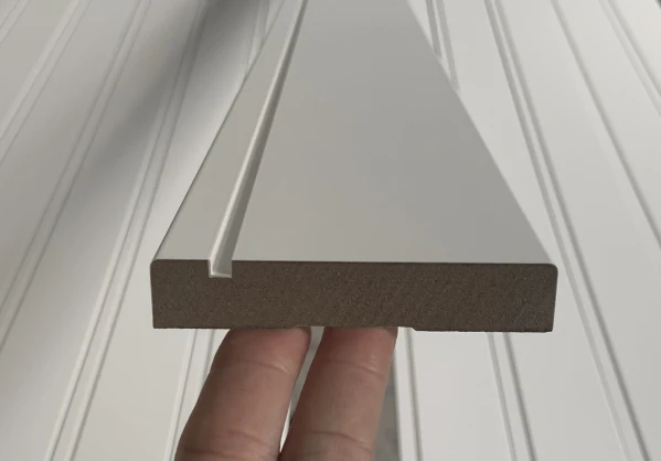 Weiß grundierte MDF-Fußleiste für die Wohnung